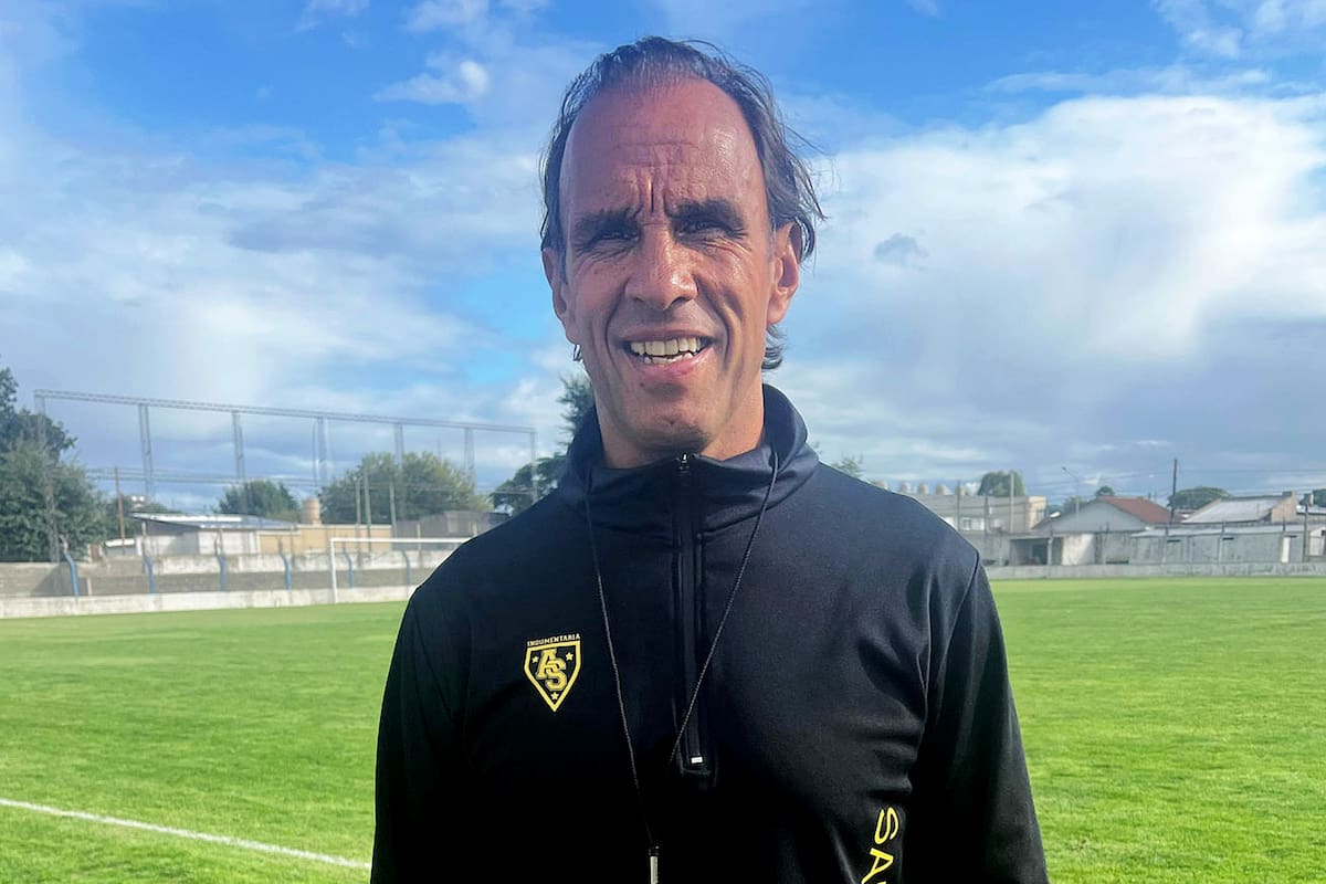 Carlos Fernando Navarro Montoya, en un entrenamiento del club Santamarina de Tandil, en la previa del cruce con Racing, por la Copa Argentina