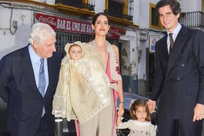 Carlos Fitz-James Stuart, duque de Alba, Sofía Palazuolo, duquesa de Huéscar, Fernando Fitz-James Stuart, duque de Huéscar y las pequeñas Sofía (en brazos de su mamá) y Rosario, en el día del bautismo de Sofía Fernanda Dolores Cayetana Teresa Ángela de la Cruz Micaela del Santísimo Sacramento del Perpetuo Socorro de la Santísima Trinidad y de Todos los Santos