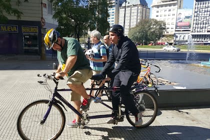 Carlos García probando una de las bicicletas adaptadas para personas con discapacidad visual