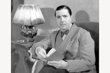 CARLOS GARDEL .FOTO DE ARCHIVO DEL DIARIO LA NACION .FECHA EN EL REVERSO DE LA IMAGEN 17 JUNIO 1934.