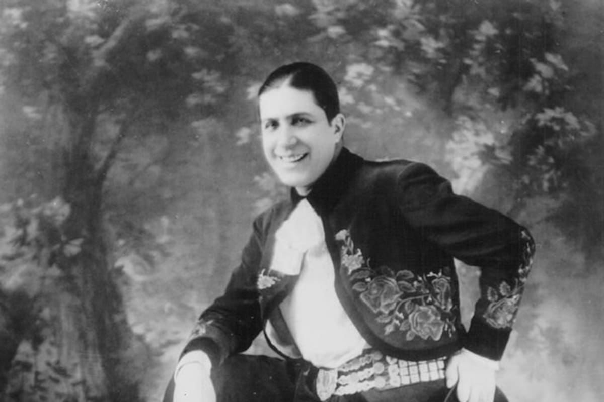 Carlos Gardel vestido de gaucho en Paris en 1923