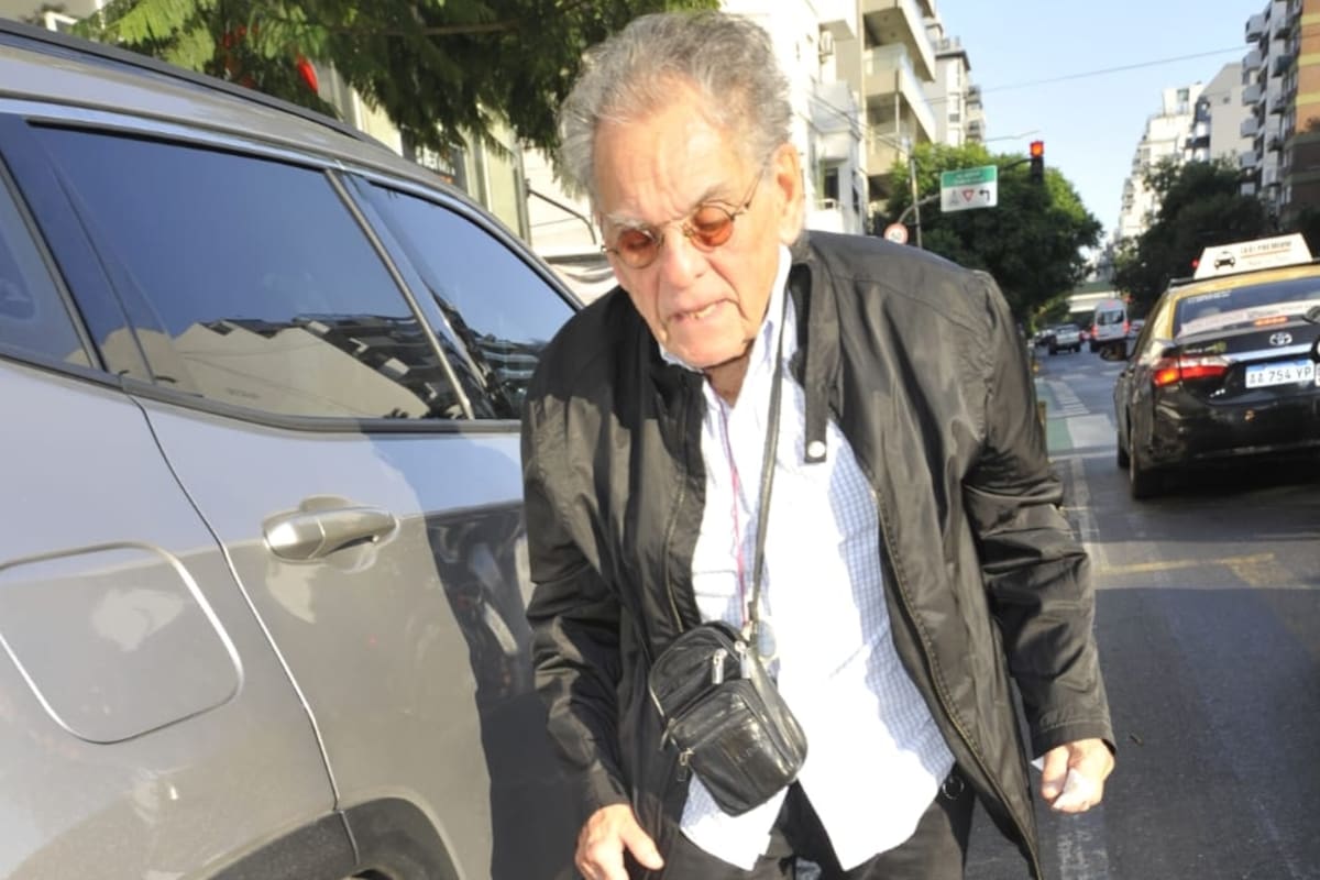 Carlos Gasalla, esta mañana, al llegar a la casa velatoria