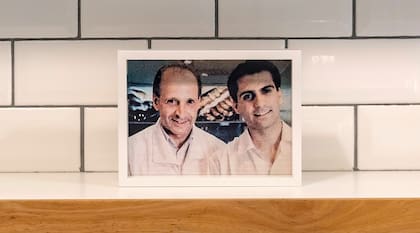 Carlos Gelay, quien comenzó este pequeño imperio de harina y sal, con su heredero, Federico