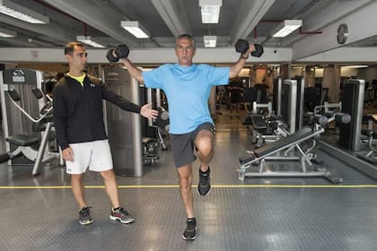 Carlos Giura le marca la rutina a Roly Shama, de 70 años, en el Megatlon Alcorta