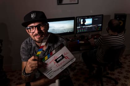 Carlos Gómez, de 35 años y propietario de la productora audiovisual Wajiros Films, posa para una foto en la sala de edición de su empresa en La Habana, Cuba, el jueves 2 de septiembre de 2021. (AP Foto/Ramón Espinosa)