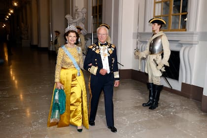 Carlos Gustavo de Suecia vistió su uniforme de Almirante y llevó las medallas de la Orden de los Serafines, la Orden de la Espada, la Orden de la Estrella Polar, la Orden de Vasa y Orden de Dannebrog, entre otras. Por su parte, la reina Silvia lució una joya de valor incalculable, la tiara Braganza, confeccionada con diamantes engarzados en oro y plata.