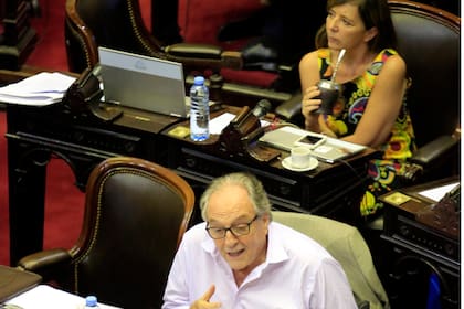 Los 18 diputados porteños de Juntos por el Cambio votaron en contra del recorte de fondos a la ciudad de Buenos Aires; los siete del kirchnerismo (entre ellos Carlos Heller y Gabriela Cerrutti), a favor