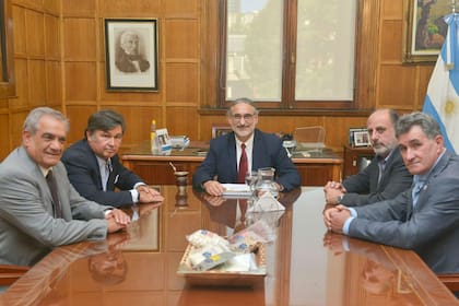Carlos Iannizzotto (Coninagro), Daniel Pelegrina (SRA), el ministro Luis Basterra, Jorge Chemes (CRA) y Carlos Achetoni (FAA)