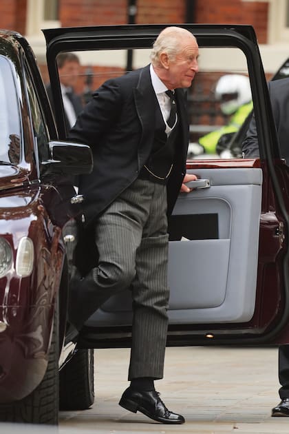 Carlos III baja del Rolls-Royce oficial en
las puertas de la Catedral de Westminster.