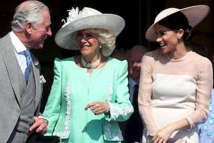Carlos III compartió varios momentos con Meghan Markle, antes de su renuncia a la familia real