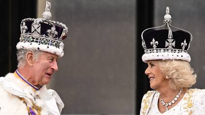 Carlos III, con la corona Imperial, y Camilla, con la corona que perteneció a la reina Mary de Teck y que ella mandó a rediseñar.