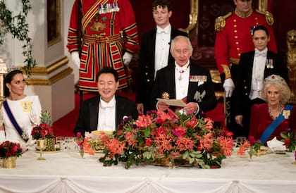Carlos III con su invitado, el presidente de la República de Corea, Yoon Suk Yeol, y su mujer, la reina Camilla, durante el banquete de Estado, en el Palacio de Buckingham.