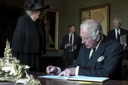 Carlos III enfurecido luego de mancharse con la tinta de su bolígrafo