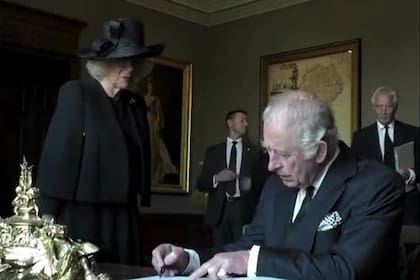 Carlos III enfurecido luego de mancharse con la tinta de su bolígrafo