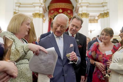 Carlos III expresa preocupación por nuevo escándalo que vincula a Andrés con Epstein