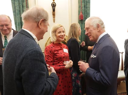 Carlos III junto con el autor Michael Morpurgo y la historiadora Lucy Worsley, en Londres