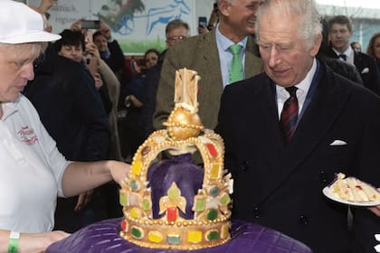 Carlos III quedó encantado con la torta con forma de corona que le regalaron en una fábrica de alimentos.