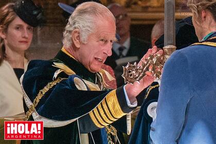 Carlos III recibe la espada de Isabel II de manos de Katherine Grainger, una destacada deportista que ganó la Medalla de Oro en remo en las Olimpíadas de 2012 y es Dama de la Orden del Imperio Británico.