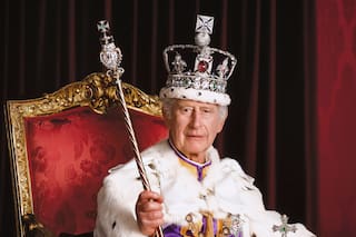 Carlos III rinde homenaje a la fallecida reina Isabel en el centenario de su nacimiento