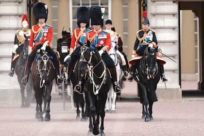 Carlos III saludó a las tropas desde su caballo, algo que no se hacía desde 1986.