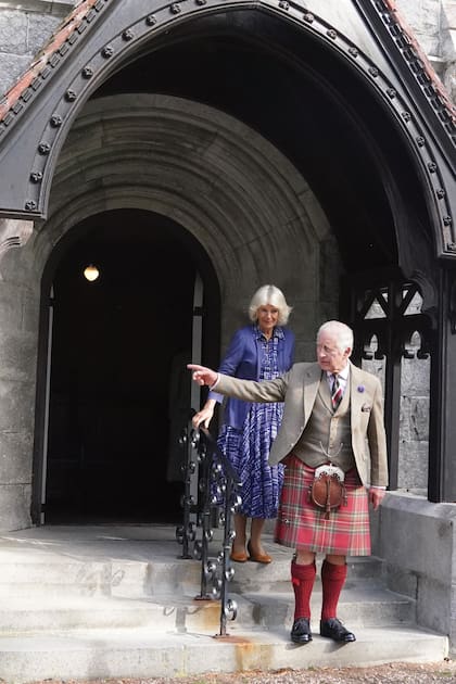 Carlos III y Camilla salen de la parroquia de Balmoral después del servicio religioso por el primer aniversario de la muerte de la Reina.