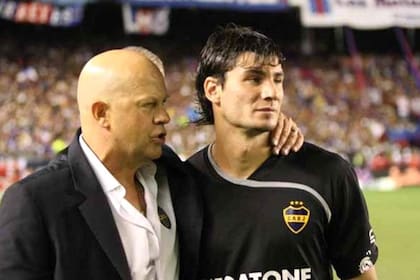 Carlos Ischia con Javier García; el exayudante de Bianchi fue campeón con Boca como DT principal en 2008