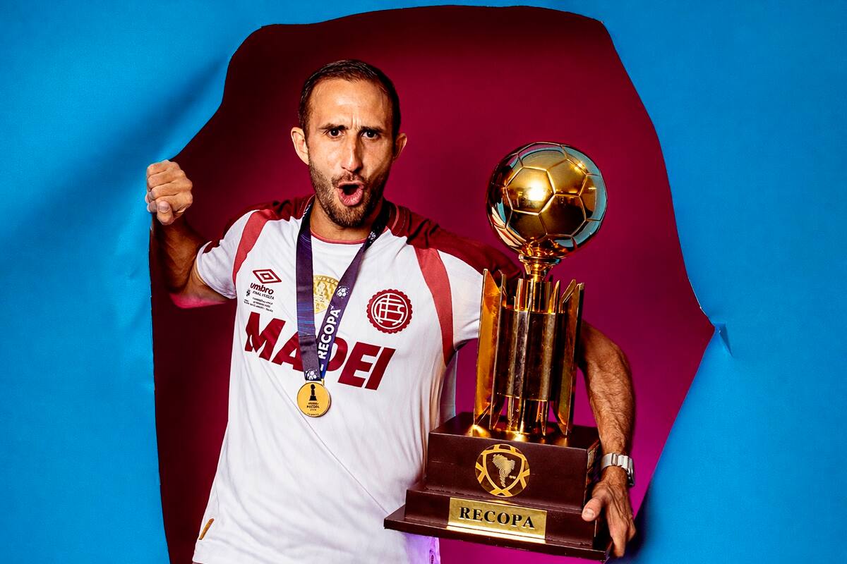 Carlos Izquierdoz, campeón con Lanús de la Recopa Sudamericana