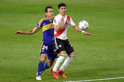 Carlos Izquierdoz disputa el balón con Agustín Fontana