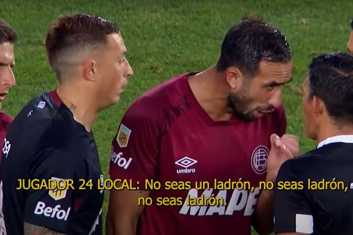 Carlos Izquierdoz le reclama al árbitro Andrés Merlos por el penal sancionado contra Lanús y a favor de Rosario Central; el defensor granate se fue expulsado