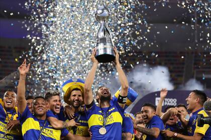 Carlos Izquierdoz levanta el trofeo de la Copa Argentina, el miércoles. Hoy, la Bombonera recibirá a los campeones y luego celebrará el "día del hincha"
