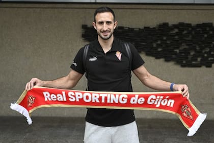Carlos Izquierdoz luciendo los colores de Sporting de Gijón, tras dejar Boca
