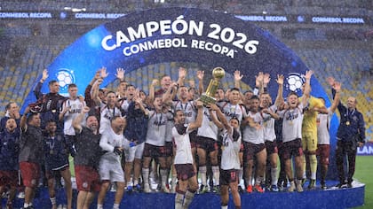 Carlos Izquierdoz y Eduardo Salvio alzan el trofeo de la Recopa Sudamericana para Lanús, luego de ganarle a Flamengo en el Maracaná
