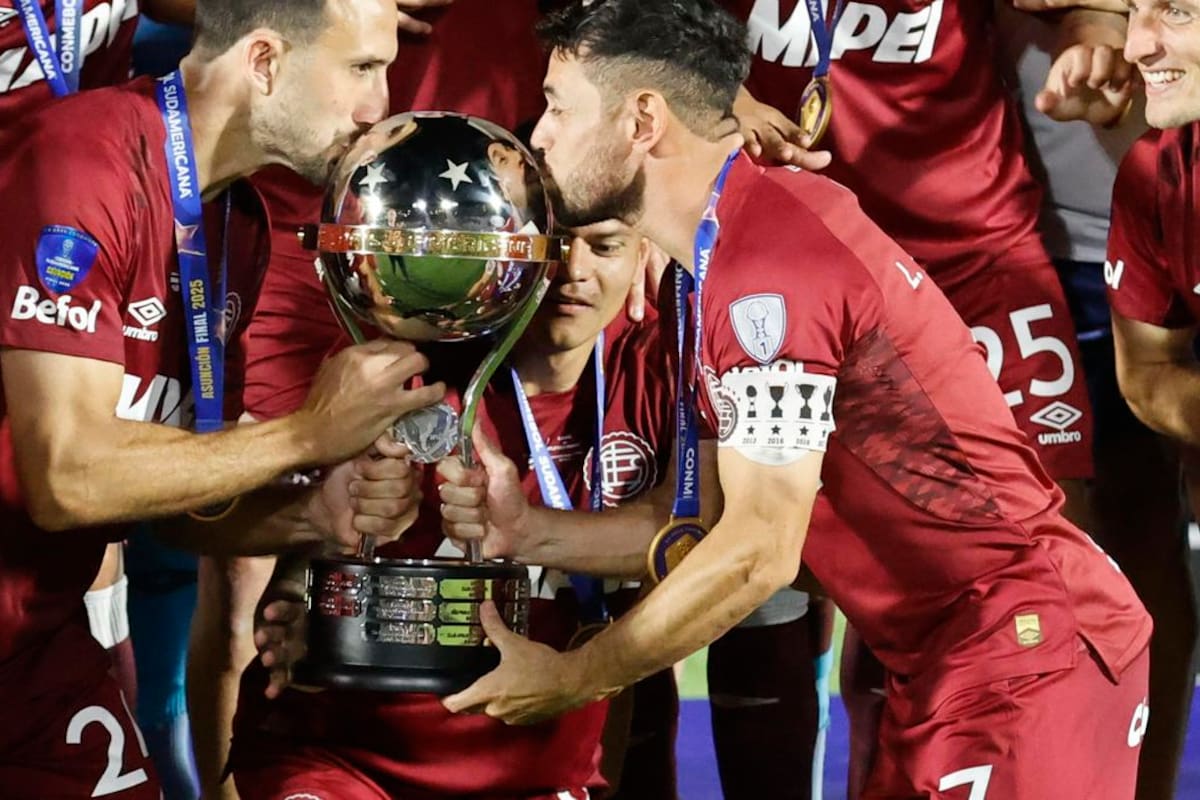 Carlos Izquierdoz y Lautaro Acosta, campeones de la Copa Sudamericana con Lanús, que venció por penales a Atlético Mineiro, en Asunción