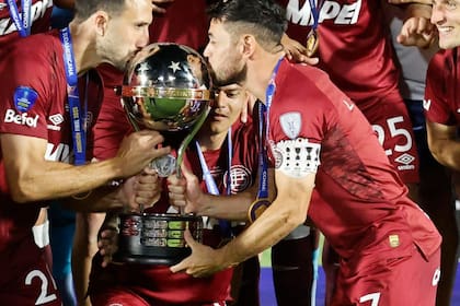 Carlos Izquierdoz y Lautaro Acosta, campeones de la Copa Sudamericana con Lanús, que venció por penales a Atlético Mineiro, en Asunción