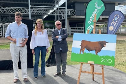 Carlos Juan Guillermo Dawney, presidente de la Asociación Argentina Criadores de Shorthorn; Marisa Fassi, intendenta de Cañuelas, y Norberto Frigerio, director de Relaciones Institucionales de LA NACION