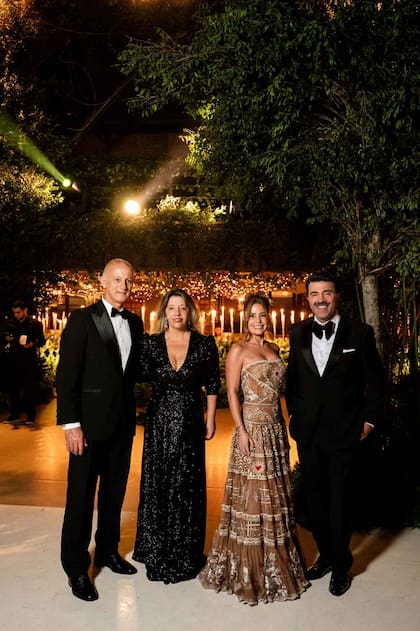 Carlos Juni , María Claudia Pedrayes y Mónica Cardona (una de las mejores amigas del diseñador), posan junto al cumpleañero.