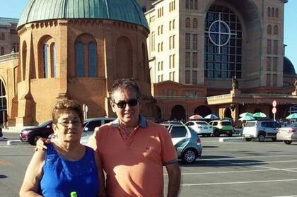 Carlos, junto a su madre.