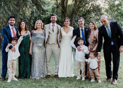 Carlos junto a su familia, en el casamiento de su hijo Gonzalo.