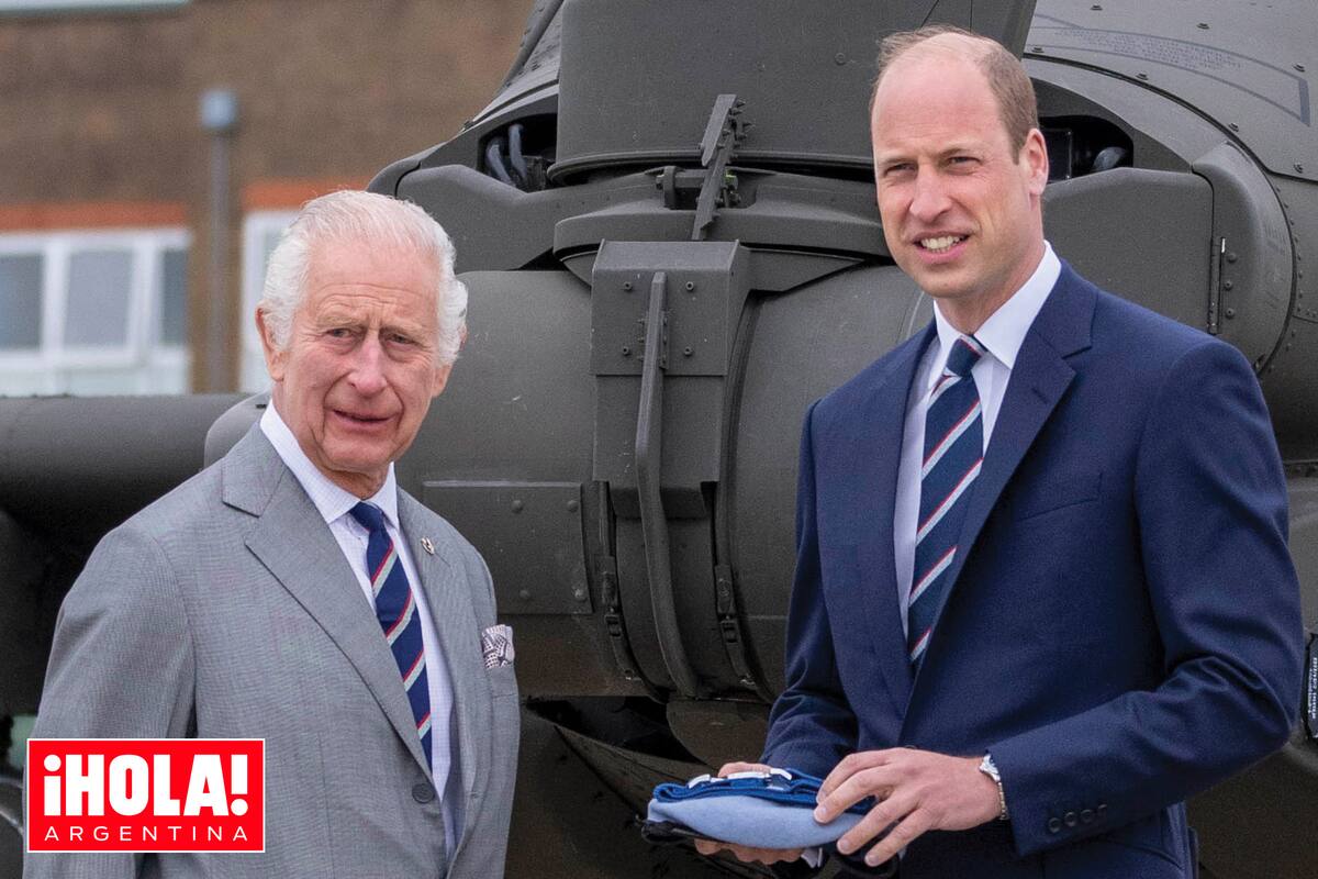 Carlos junto a su hijo William, quien ingresó en 2006 en la academia militar de Sandhurst y perteneció al regimiento Blues & Royals. En 2012, el príncipe alcanzó el grado de teniente de vuelo de la Real Fuerza Aérea. Durante un año y medio ejerció como piloto de helicóptero de emergencia hasta que en 2017 renunció al puesto para asumir más deberes institucionales como miembro de primer nivel de la Corona.