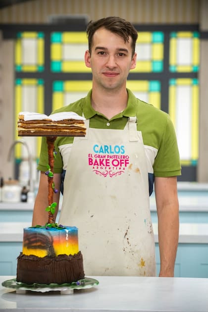 Carlos junto a su última torta (Foto: PRENSA TELEFE)
