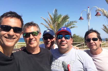 Carlos, junto a sus amigos del secundario.