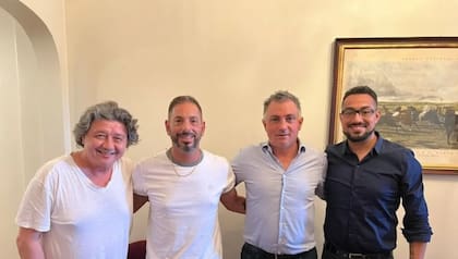 Carlos Kikuchi y Sebastián Pareja junto a referentes provinciales de La Libertad Avanza