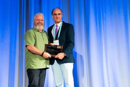 Carlos Lanusse (derecha) al recibir la distinción en EE.UU.