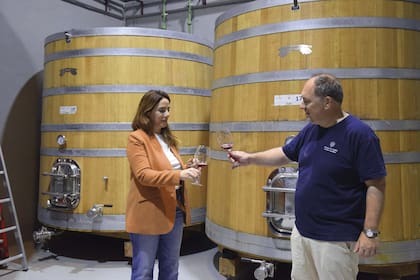 Carlos Mabellini y Lorena Nicolás Creide son pareja y construyeron una bodega a pocos kilómetros del centro de Neuquén.
