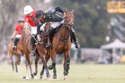 Carlos María Ulloa intenta dominar ante Pablo Mac Donough