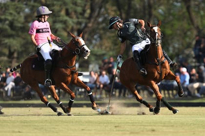 Carlos María Ulloa maniobra frente a Antonio Heguy; "ser determinado no es algo que se negocie; eso, siempre. Después, hay que tener un poco de cabeza y no irse como loco”, subrayó el delantero.
