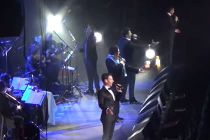 Carlos Marín, con una bufanda con los colores de la Argentina, canta en el Luna Park en mayo de 2019, el último concierto que dio en el país