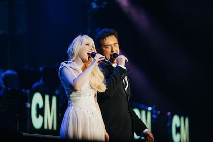 Carlos Marín y Geraldine Larrosa en el escenario, su lugar en el mundo