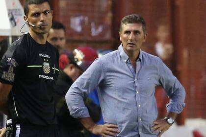 Carlos Mayor renunció como técnico del Bicho