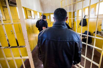 Carlos Mena aprendió a leer a los 30 años en la cárcel, después de 8 años preso quedó libre y prometió volver para enseñarle a leer a los otros presos